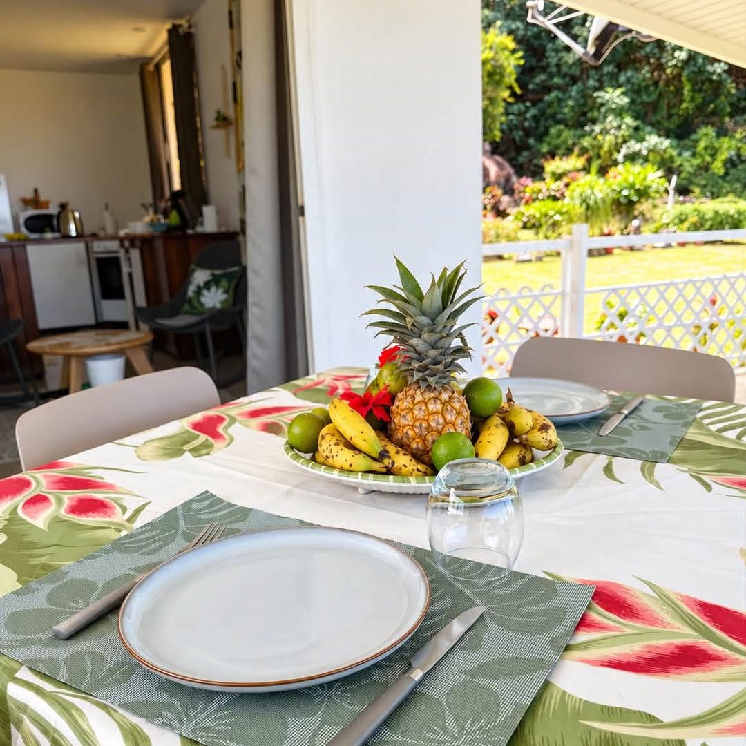 Table de la terrasse dressée avec une corbeille de fruits