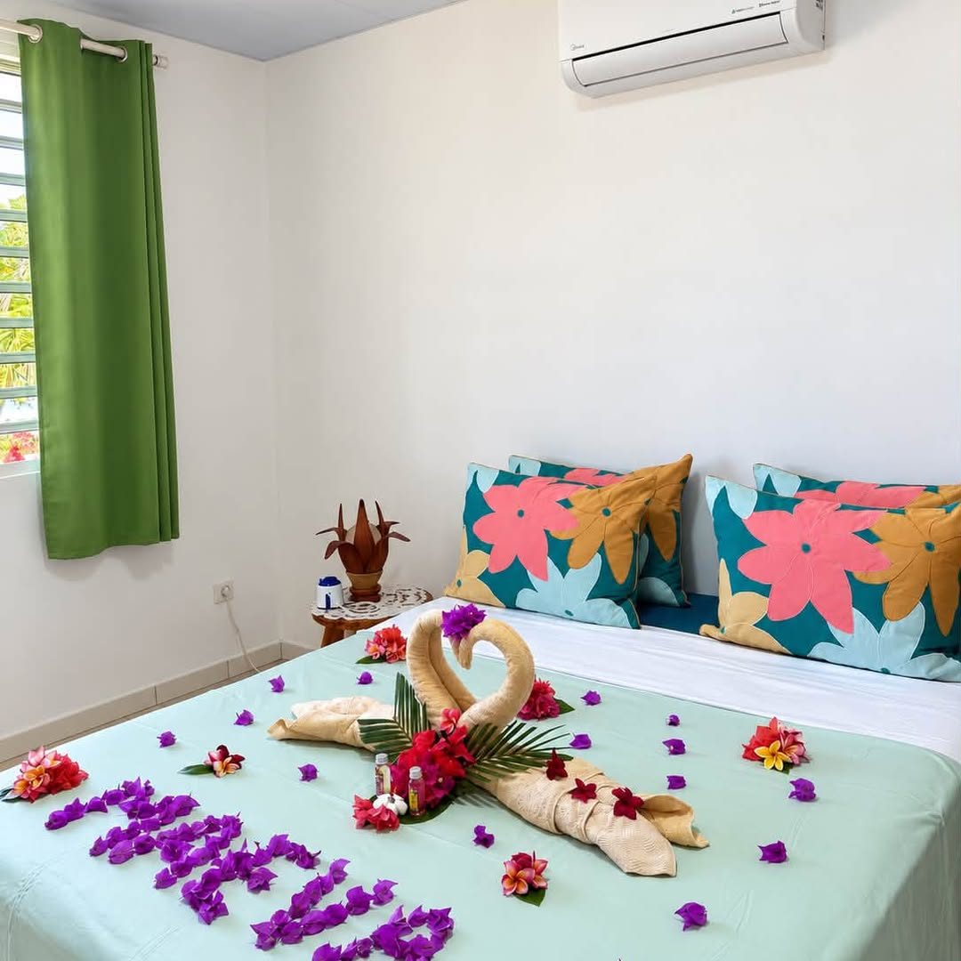 Chambre climatisée, lit décoré de fleurs et de cygnes en serviettes